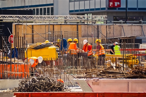 Ynet : "הממשלה תאשר השארת 8,000 עובדי בניין זרים"