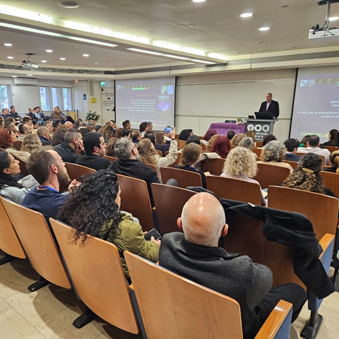 מנהל שואל ״איך ומתי״, מנהיג שואל ״למה ולאן״ תובנות מכנס רז 2025