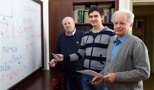 (l-r) Prof. Ilya Averbukh, Ilia Tutunnikov and Prof. Yehiam Prior