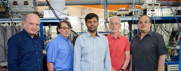 (l-r) Prof. Daniel Zajfman, Dr. Mark Iron, Dr. Koushik Saha, Dr. Michael Rappaport and Dr. Oded Heber found that molecules can change shape quite slowly
