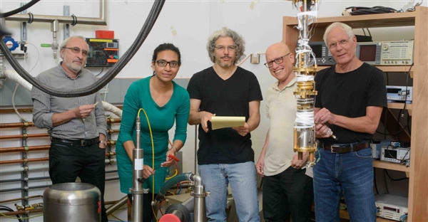 (l-r) Staff Scientist Dr. Vladimir Umansky, Dr. Mitali Banerjee, and Profs. Yuval Oreg, Ady Stern and Moty Heiblum in the submicron lab