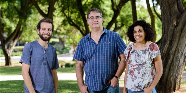 (l-r) Dr. Yochai Wolf, Prof. Steffen Jung and Dr. Sigalit Boura-Halfon found a surprising connection between immune cells and weight gain